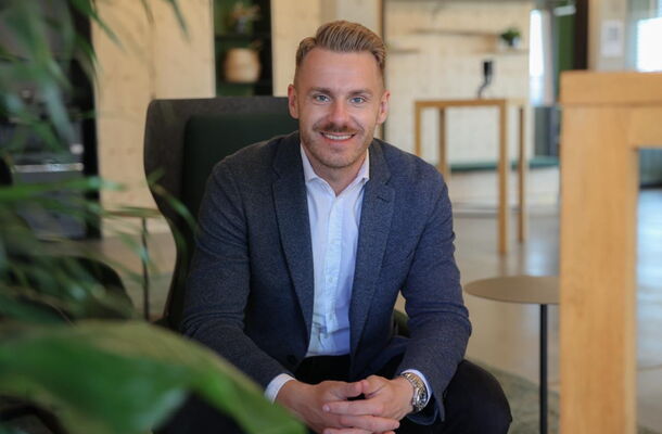 Christian Liebhart, Coach für Führungskräfte, steht vor einer digitalen Tafel und erklärt seinen Coachees etwas.