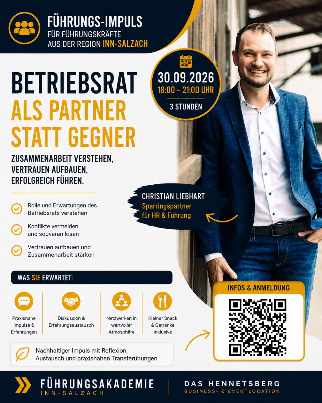Christian Liebhart, Coach für Führungskräfte, steht vor einer digitalen Tafel und erklärt seinen Coachees etwas.