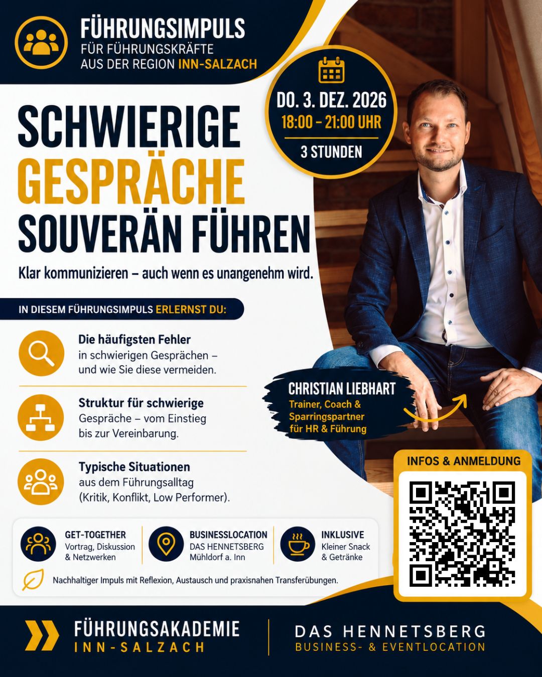 Christian Liebhart, Coach für Führungskräfte, steht vor einer digitalen Tafel und erklärt seinen Coachees etwas.