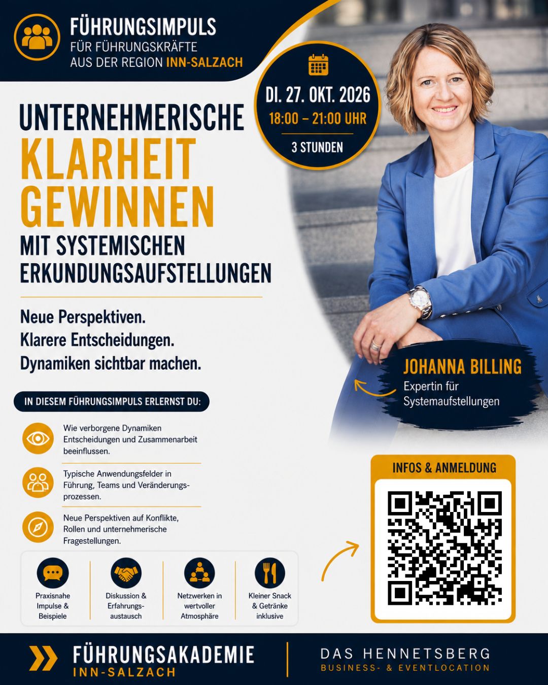 Christian Liebhart, Coach für Führungskräfte, steht vor einer digitalen Tafel und erklärt seinen Coachees etwas.