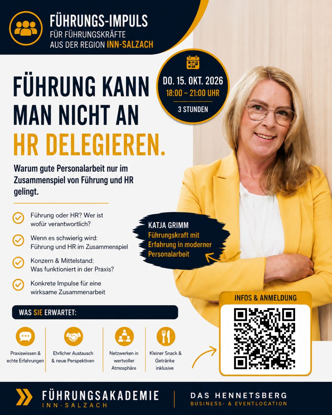 Christian Liebhart, Coach für Führungskräfte, steht vor einer digitalen Tafel und erklärt seinen Coachees etwas.