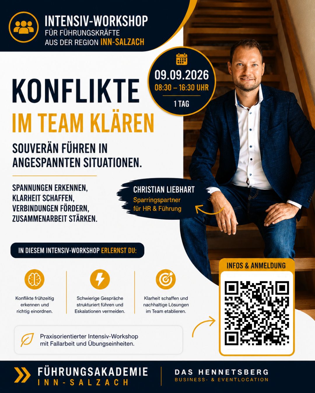 Christian Liebhart, Coach für Führungskräfte, steht vor einer digitalen Tafel und erklärt seinen Coachees etwas.